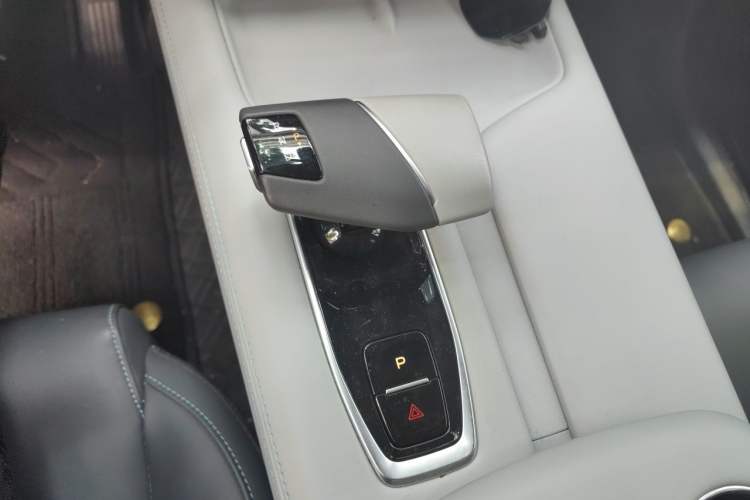 Used CHANGAN UNI-Z New Energy 2024 Blue Whale Smart Electric iDD 125km Beyond Edition Gear Lever
