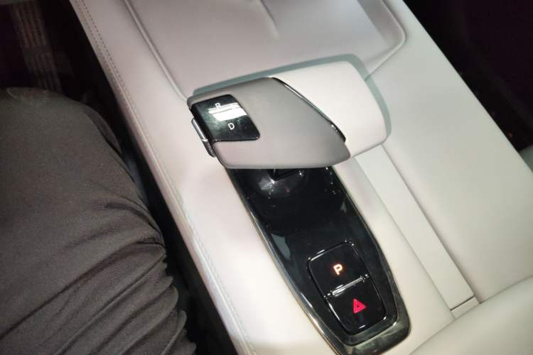 Used CHANGAN UNI-Z New Energy 2024 Blue Whale Smart Electric iDD 125km Excellence Model Gear Lever
