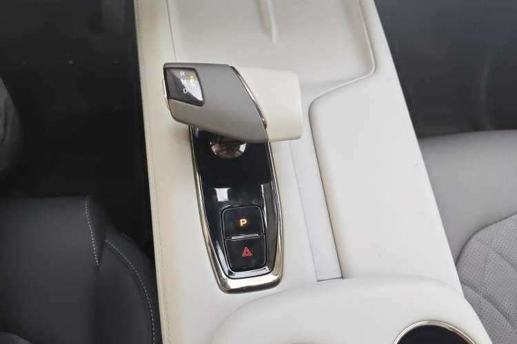 Used CHANGAN UNI-Z New Energy 2024 Blue Whale Smart Electric iDD 125km Excellence Model Gear Lever