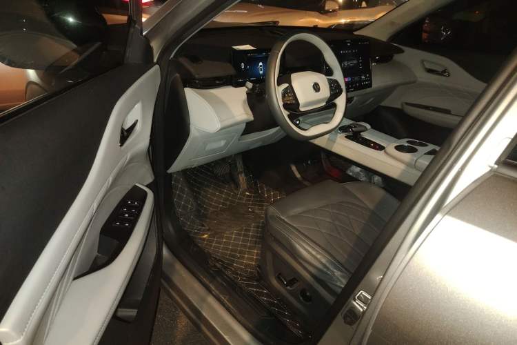 Used CHANGAN UNI-Z New Energy 2024 Blue Whale Smart Electric iDD 125km Excellence Model Interior 3