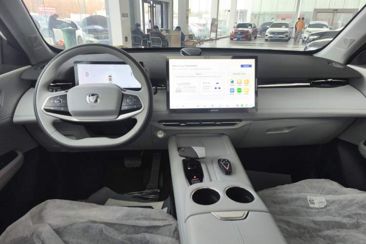 Used CHANGAN UNI-Z New Energy 2024 Blue Whale Smart Electric iDD 125km Leading Model Center Console