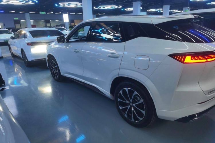 Used CHANGAN UNI-Z New Energy 2024 Blue Whale Smart Electric iDD 125km Beyond Edition Exterior 2