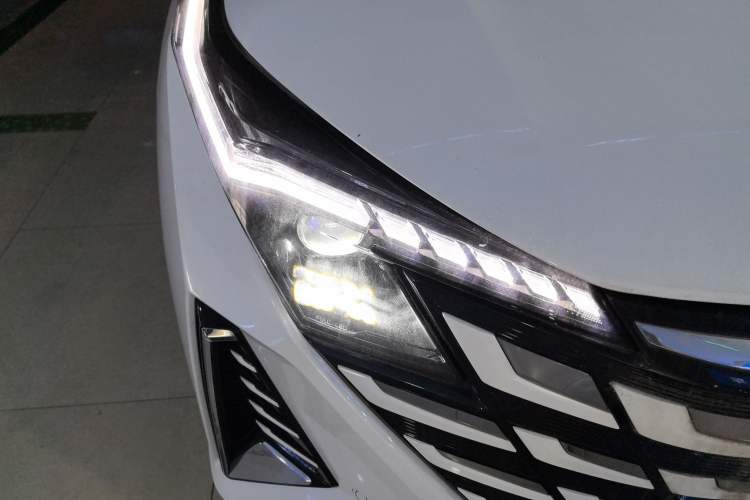 Used CHANGAN UNI-Z New Energy 2024 Blue Whale Smart Electric iDD 125km Excellence Model Exterior 3