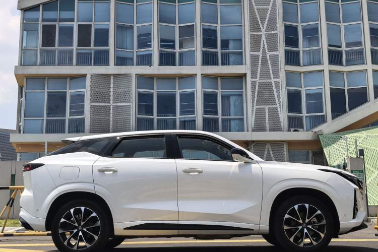 Used CHANGAN UNI-Z New Energy 2024 Blue Whale Smart Electric iDD 125km Excellence Model Exterior 4