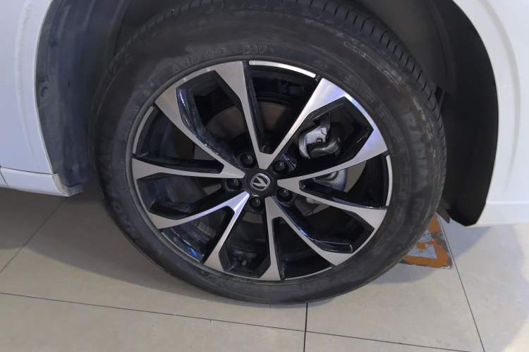Used CHANGAN UNI-Z New Energy 2024 Blue Whale Smart Electric iDD 125km Excellence Model Exterior 4