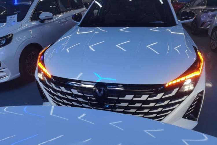 Used CHANGAN UNI-Z New Energy 2024 Blue Whale Smart Electric iDD 125km Beyond Edition Exterior 5