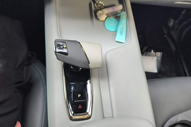 Used CHANGAN UNI-Z New Energy 2024 Blue Whale Smart Electric iDD 125km Excellence Model Gear Lever
