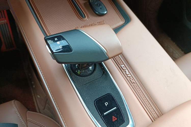 Used CHANGAN UNI-Z New Energy 2024 Blue Whale Smart Electric iDD 125km Beyond Edition Gear Lever