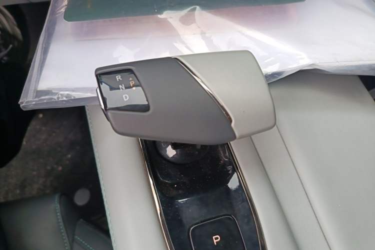 Used CHANGAN UNI-Z New Energy 2024 Blue Whale Smart Electric iDD 125km Excellence Model Gear Lever