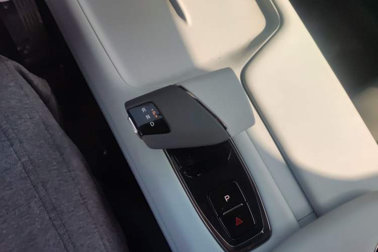 Used CHANGAN UNI-Z New Energy 2024 Blue Whale Smart Electric iDD 125km Excellence Model Gear Lever