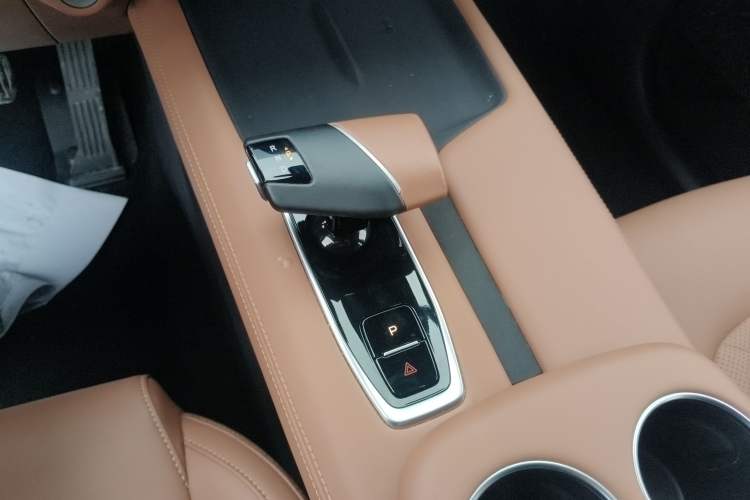 Used CHANGAN UNI-Z New Energy 2024 Blue Whale Smart Electric iDD 125km Excellence Model Gear Lever
