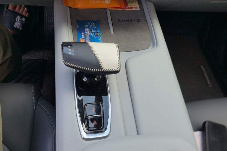 Used CHANGAN UNI-Z New Energy 2024 Blue Whale Smart Electric iDD 125km Beyond Edition Gear Lever