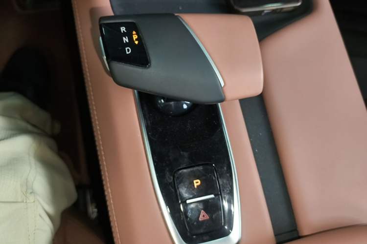 Used CHANGAN UNI-Z New Energy 2024 Blue Whale Smart Electric iDD 125km Beyond Edition Gear Lever