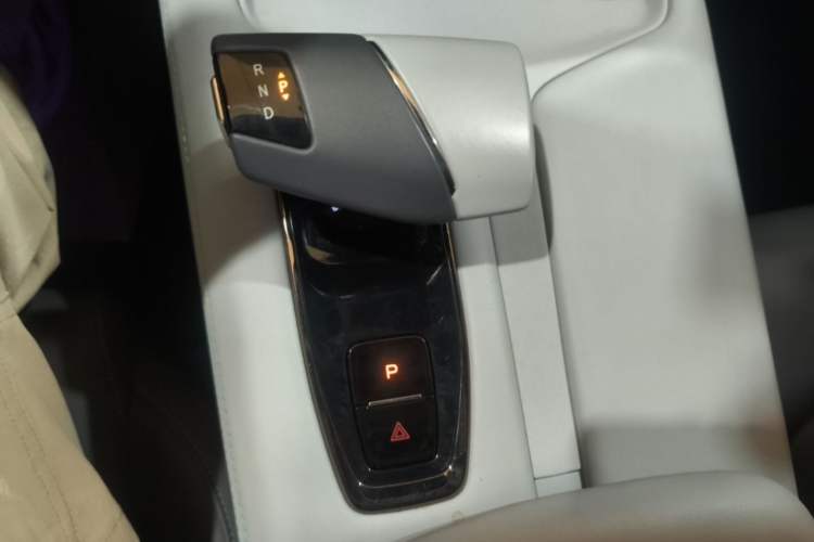 Used CHANGAN UNI-Z New Energy 2024 Blue Whale Smart Electric iDD 125km Excellence Model Gear Lever