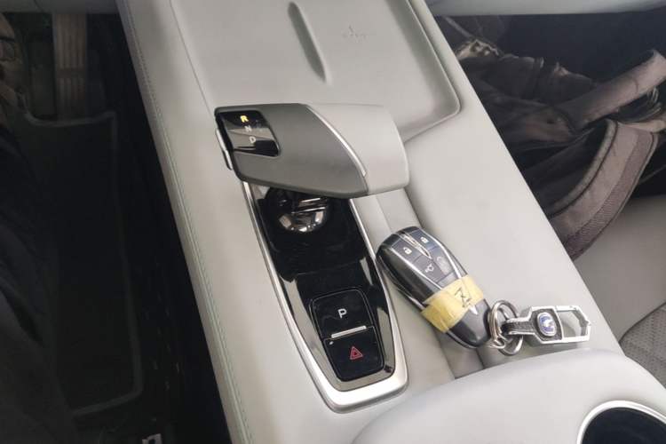 Used CHANGAN UNI-Z New Energy 2024 Blue Whale Smart Electric iDD 125km Beyond Edition Gear Lever