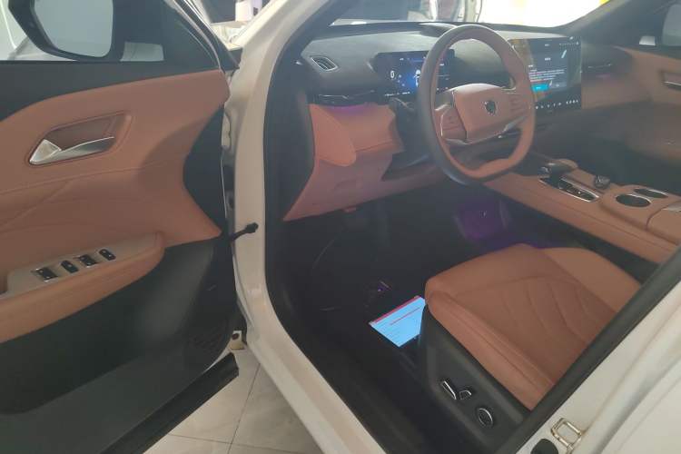 Used CHANGAN UNI-Z New Energy 2024 Blue Whale Smart Electric iDD 125km Excellence Model Interior 3