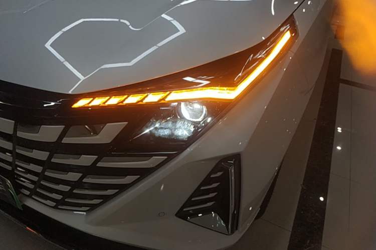 Used CHANGAN UNI-Z New Energy 2024 Blue Whale Smart Electric iDD 125km Beyond Edition Left Front Headlight