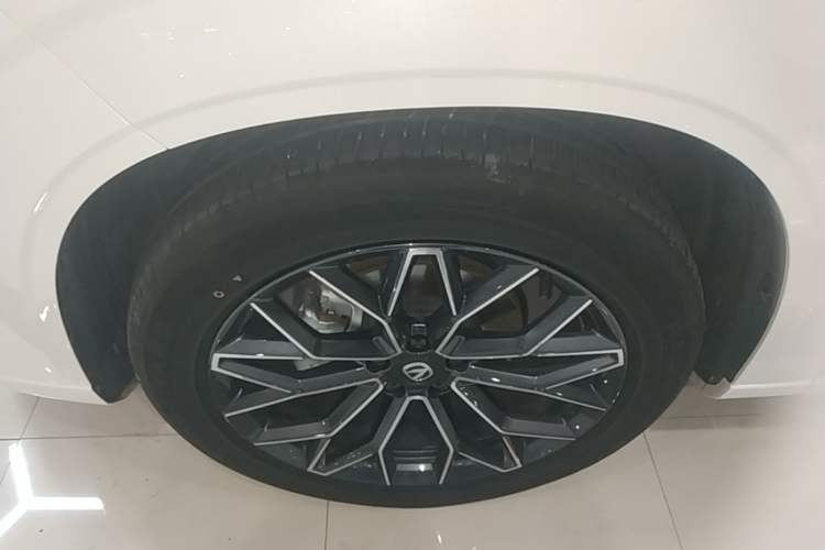 Used CHANGAN UNI-Z New Energy 2024 Blue Whale Smart Electric iDD 125km Beyond Edition Left Front Wheel Hub