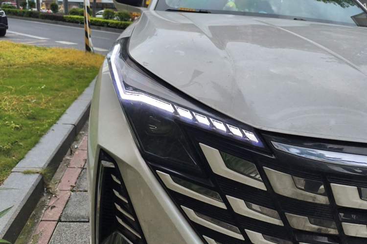 Used CHANGAN UNI-Z New Energy 2024 Blue Whale Smart Electric iDD 125km Excellence Model Right Front Headlight