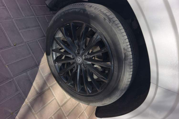 Used CHANGAN UNI-Z New Energy 2024 Blue Whale Smart Electric iDD 125km Leading Model Right Front Wheel Hub