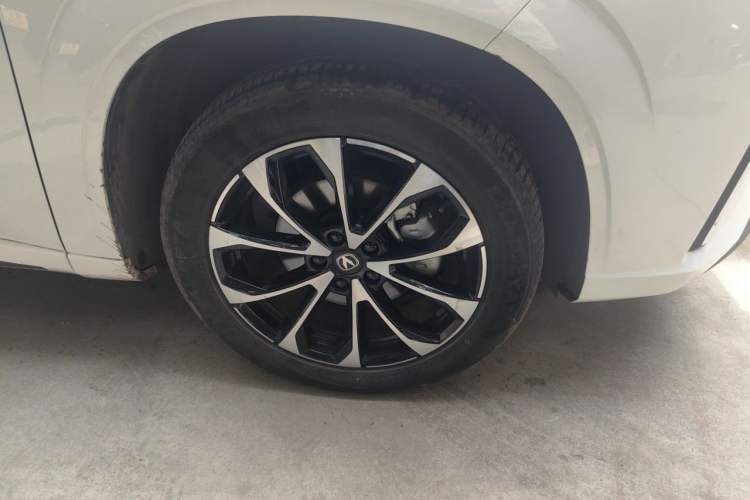 Used CHANGAN UNI-Z New Energy 2024 Blue Whale Smart Electric iDD 125km Beyond Edition Right Front Wheel Hub