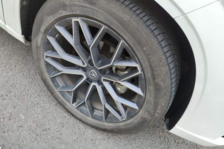 Used CHANGAN UNI-Z New Energy 2024 Blue Whale Smart Electric iDD 125km Beyond Edition Right Front Wheel Hub