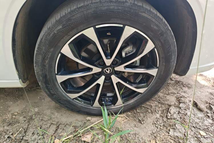 Used CHANGAN UNI-Z New Energy 2024 Blue Whale Smart Electric iDD 125km Beyond Edition Right Front Wheel Hub
