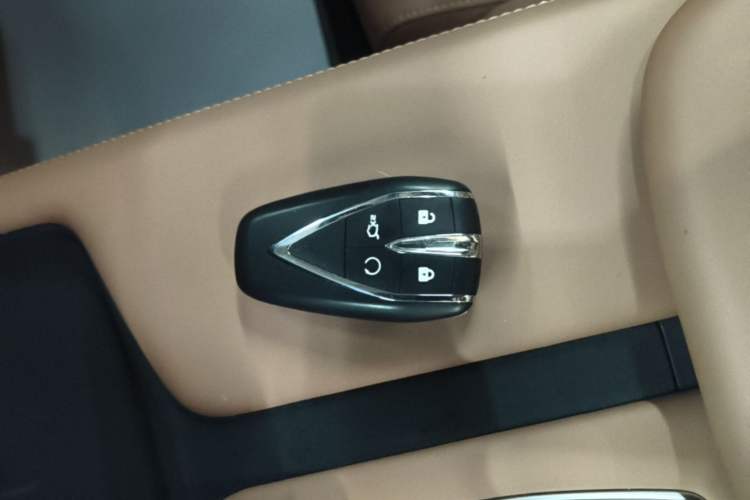 Used CHANGAN UNI-Z New Energy 2024 Blue Whale Smart Electric iDD 125km Leading Model Vehicle Key