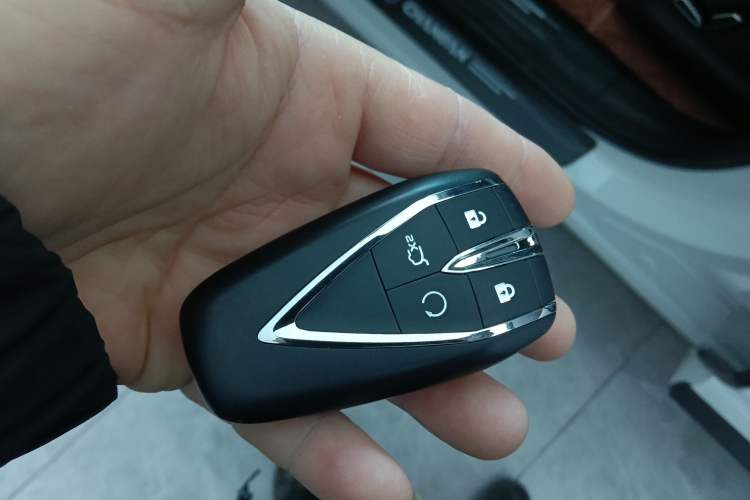 Used CHANGAN UNI-Z New Energy 2024 Blue Whale Smart Electric iDD 125km Beyond Edition Vehicle Key
