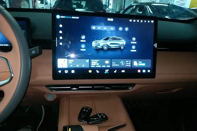Used CHANGAN UNI-Z New Energy 2025 Model, Smart New Blue Whale 125km Battleship+ Version Audio And AC Panel