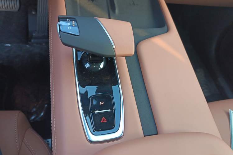 Used CHANGAN UNI-Z New Energy 2025 Model, Smart New Blue Whale 125km Battleship+ Version Gear Lever