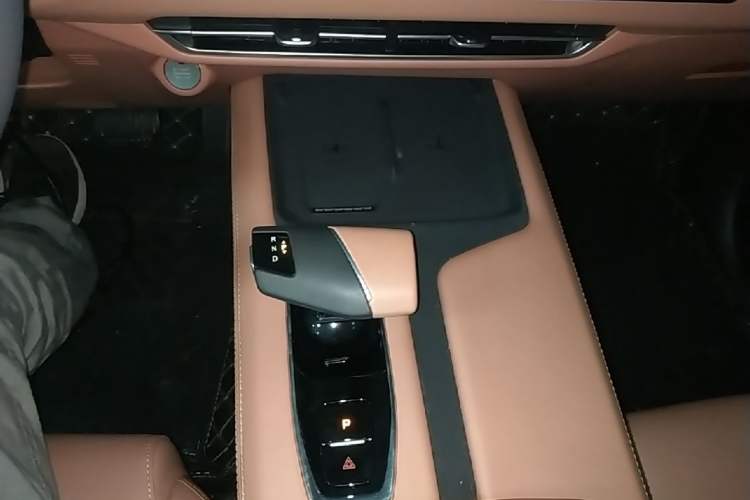 Used CHANGAN UNI-Z New Energy 2025 Model, Smart New Blue Whale 125km Battleship+ Version Gear Lever