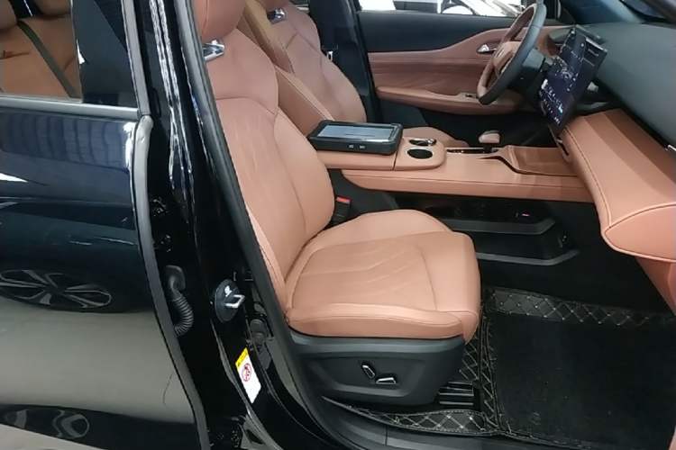 Used CHANGAN UNI-Z New Energy 2025 Model, Smart New Blue Whale 125km Battleship+ Version Right Front Seat