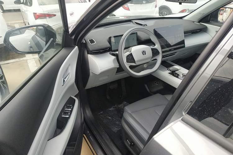 Used CHANGAN UNI-Z New Energy 2025 Model, Smart New Blue Whale 125km Battleship+ Version Driver Seat