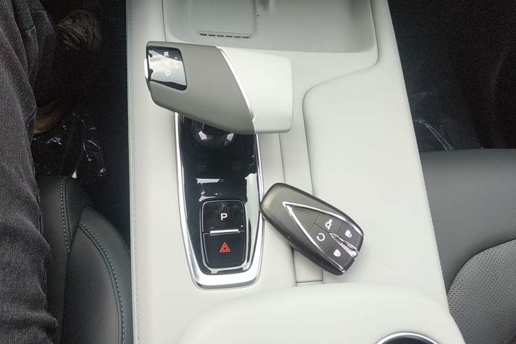 Used CHANGAN UNI-Z New Energy 2025 Model, Smart New Blue Whale 125km Battleship+ Version Gear Lever