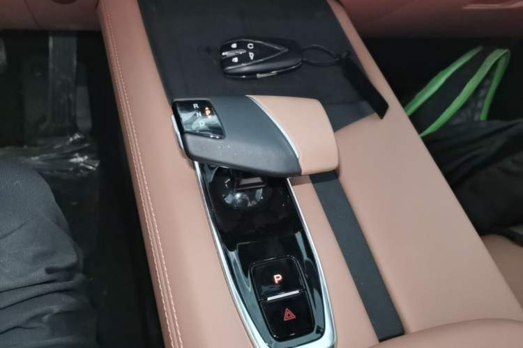 Used CHANGAN UNI-Z New Energy 2025 Model, Smart New Blue Whale 125km Battleship+ Version Gear Lever