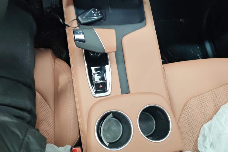 Used CHANGAN UNI-Z New Energy 2025 Model, Smart New Blue Whale 125km Battleship+ Version Gear Lever