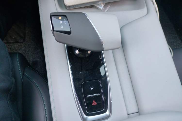 Used CHANGAN UNI-Z New Energy 2025 Model, Smart New Blue Whale 125km Battleship+ Version Gear Lever