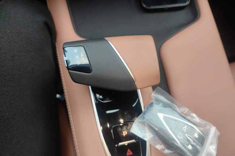 Used CHANGAN UNI-Z New Energy 2025 Smart New Blue Whale 125km Battleship Edition Gear Lever