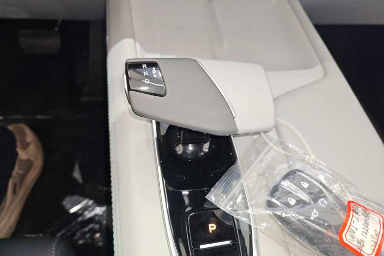 Used CHANGAN UNI-Z New Energy 2025 Model, Smart New Blue Whale 125km Battleship+ Version Gear Lever