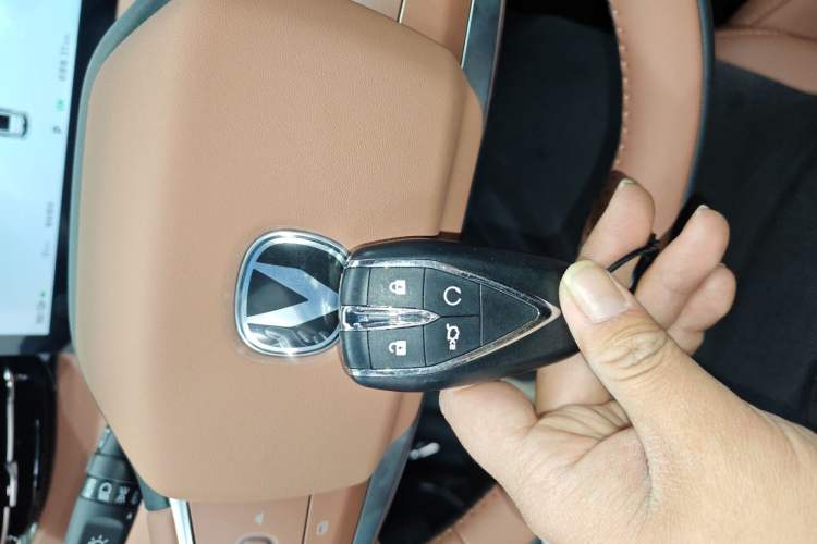 Used CHANGAN UNI-Z New Energy 2025 Model, Smart New Blue Whale 125km Battleship+ Version Interior 1