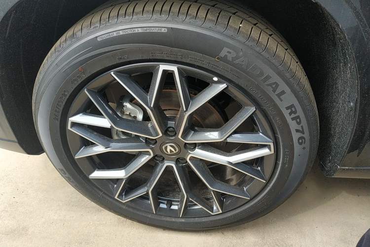 Used CHANGAN UNI-Z New Energy 2025 Model, Smart New Blue Whale 125km Battleship+ Version Left Front Wheel Hub