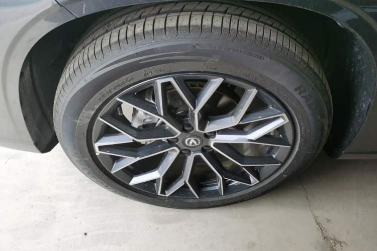 Used CHANGAN UNI-Z New Energy 2025 Model, Smart New Blue Whale 125km Battleship+ Version Left Front Wheel Hub