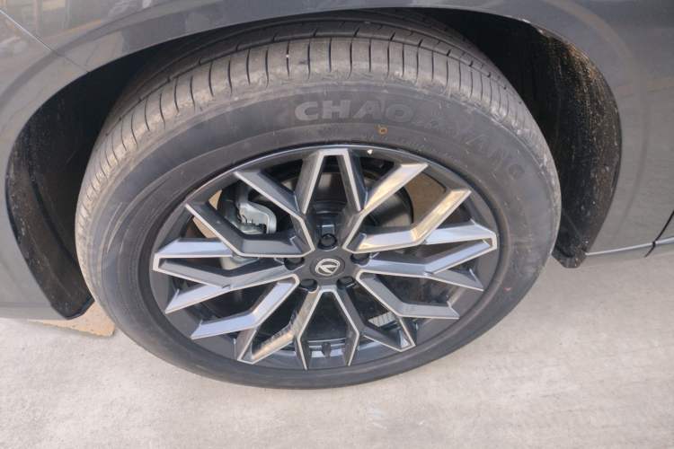 Used CHANGAN UNI-Z New Energy 2025 Model, Smart New Blue Whale 125km Battleship+ Version Left Front Wheel Hub