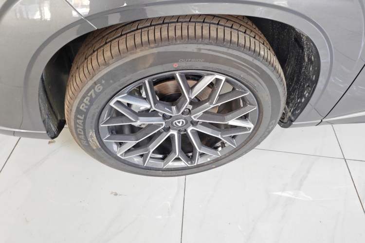 Used CHANGAN UNI-Z New Energy 2025 Model, Smart New Blue Whale 125km Battleship+ Version Left Front Wheel Hub