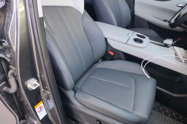 Used CHANGAN UNI-Z New Energy 2025 Model, Smart New Blue Whale 125km Battleship+ Version Right Front Seat