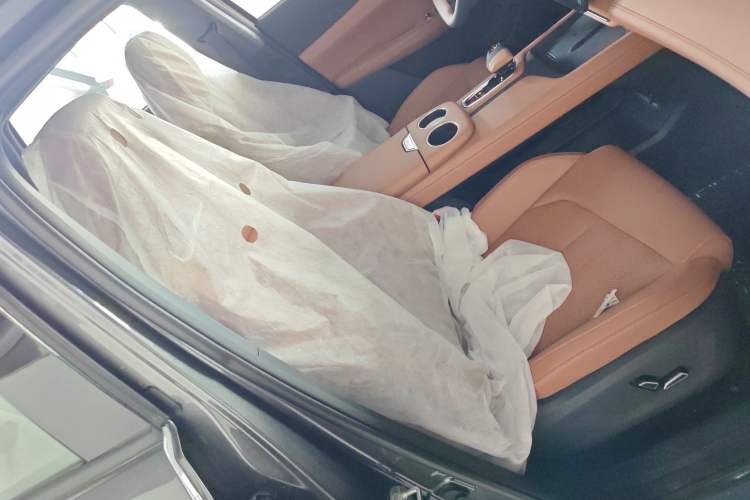 Used CHANGAN UNI-Z New Energy 2025 Model, Smart New Blue Whale 125km Battleship+ Version Right Front Seat