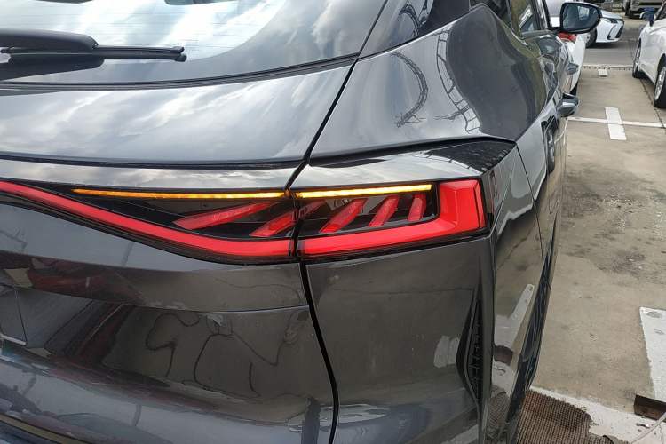 Used CHANGAN UNI-Z New Energy 2025 Model, Smart New Blue Whale 125km Battleship+ Version Right Rear Taillight