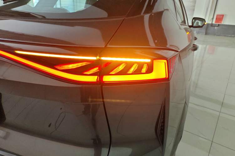 Used CHANGAN UNI-Z New Energy 2025 Model, Smart New Blue Whale 125km Battleship+ Version Right Rear Taillight