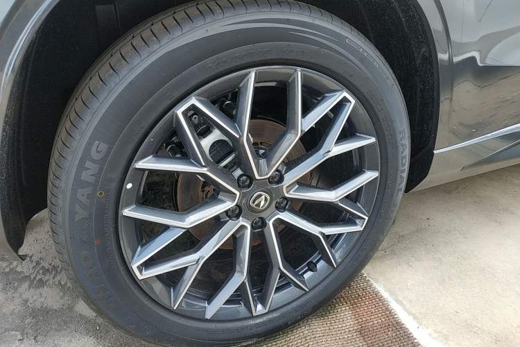 Used CHANGAN UNI-Z New Energy 2025 Model, Smart New Blue Whale 125km Battleship+ Version Right Rear Wheel Hub